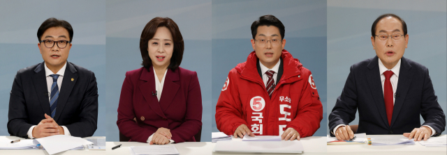 22일 오후 대구 수성구 대구문화방송에서 열린 남구선거방송토론위원회 주관 대구 중구남구 국회의원 보궐선거 초청 토론회에서 더불어민주당 백수범(왼쪽부터) 후보, 국민의당 권영현 후보, 무소속 도태우 후보, 무소속 임병헌 후보가 발언하고 있다. 김영진 기자 kyjmaeil@imaeil.com