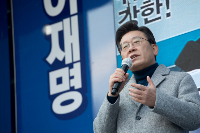 더불어민주당 이재명 대선 후보가 22일 오후 인천 부평역 광장에서 열린 