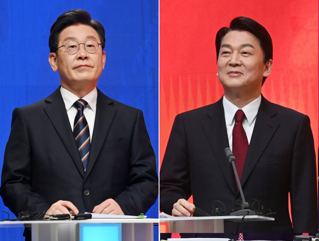 더불어민주당 이재명 대선 후보(왼쪽)와 국민의당 안철수 대선 후보가 21일 오후 서울 마포구 MBC 미디어센터 공개홀에서 열린 중앙선거방송토론위원회 주관 제20대 대통령선거 후보 초청 1차 토론회에서 토론을 준비하고 있다. 연합뉴스
