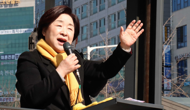 심상정 정의당 대선 후보가 22일 대전 서구 시청앞 네거리에서 유세차에 올라 지나가는 시민들에게 지지를 호소하고 있다. 연합뉴스