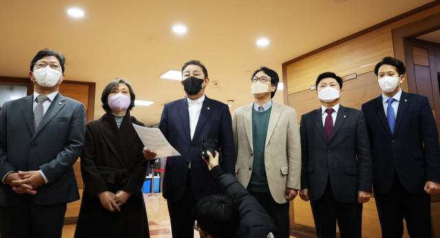 더불어민주당 강민정, 김병기, 김승원, 안민석, 전용기, 홍기원 의원 등이 25일 오전 국민의힘 윤석열 대선후보의 배우자 김건희 씨 임용 관련 총장 면담을 위해 경기도 수원시 권선구 수원여자대학교를 방문하고 있다. 연합뉴스