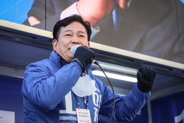 더불어민주당 송영길 상임선대위원장이 21일 충남 천안 갤러리아백화점 앞에서 대선 지원 유세를 펼치고 있다. 2022. 2. 21 [민주당 충남도당 제공. 재판매 및 DB 금지] 연합뉴스