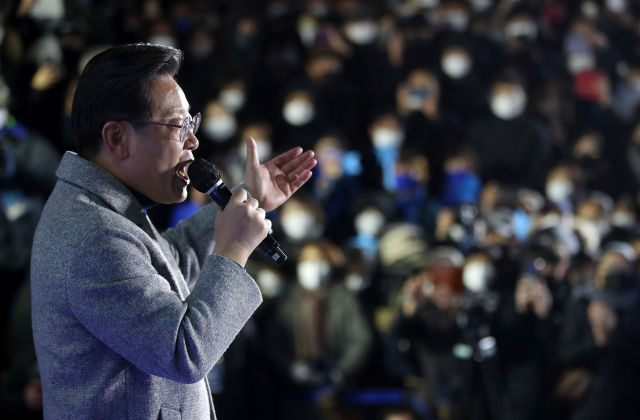 더불어민주당 이재명 대선 후보가 지난달 22일 경기도 안산시 문화광장에서 열린 유세에서 지지를 호소하고 있다. 연합뉴스