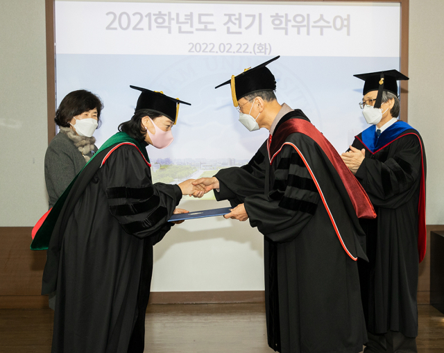 22일 영남대학교가 2021학년도 전기 학위수여식에서 최외출 총장이 학위를 수여하고 있다. 영남대 제공