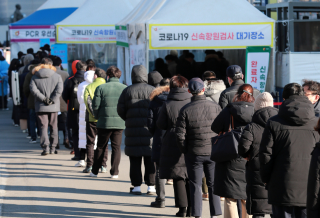 23일 오후 서울역 임시선별검사소에서 시민들이 신종 코로나바이러스 감염증(코로나19) 검사를 위해 줄을 서 있다. 중앙방역대책본부에 따르면 이날 0시기준 신규 코로나19 확진자는 17만 1천452명으로 집계됐다. 연합뉴스