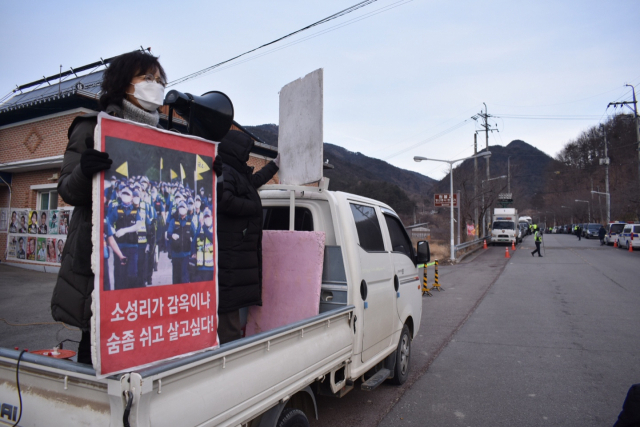 성주 소성리 주민이 국방부의 주3회 사드 기지 차량 반입에 항의하는 피켓시위를 하고 있다. 사드철회 소성리종합상황실 제공