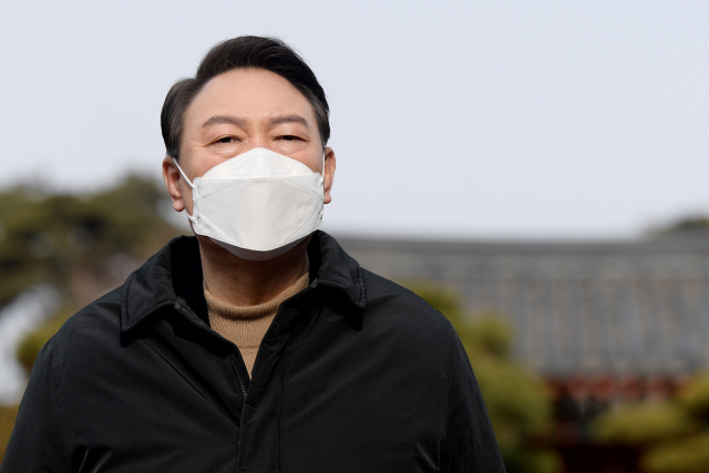 국민의힘 윤석열 대선후보가 23일 오전 전북 정읍시 동학농민혁명운동 기념관을 찾아 구민사 참배를 마친 뒤 취재진 질문에 답하고 있다. 연합뉴스