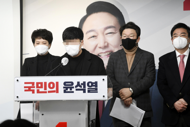 국민의힘 권성동 의원과 김은혜 공보단장이 23일 서울 여의도 당사에서 
