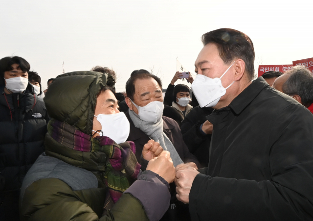 국민의힘 윤석열 대선후보가 23일 오전 전북 정읍시 동학농민혁명운동 기념관을 참관하고 구민사를 참배하기에 앞서 지지자들과 인사를 나누고 있다. 연합뉴스