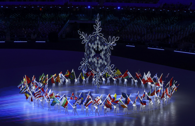 20일 중국 베이징 국립경기장에서 열린 2022 베이징 동계올림픽 폐회식에서 성화 소화가 진행되고 있다. 연합뉴스