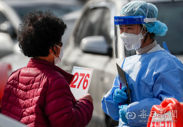 23일 오전 대구의료원 선별진료소에서 대기번호를 손에 쥔 한 시민이 의료진에게 진료 문의를 하고 있다. 이날 0시 기준 대구 확진자 수는 6천306명으로, 전날보다 2천100여 명 더 늘었다. 우태욱 기자 woo@imaeil.com