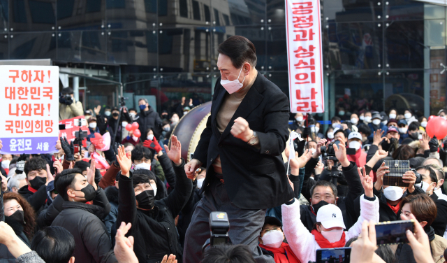 국민의힘 윤석열 대선 후보가 23일 오후 전남 목포시 목포역 광장에서 열린 