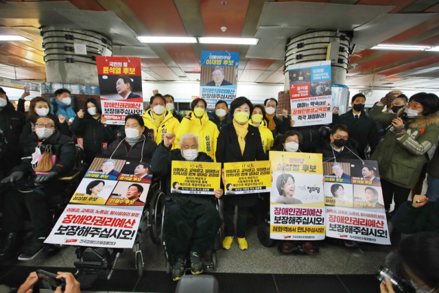 정의당 심상정 대선 후보가 23일 오전 서울역 4호선 승강장에서 열린 장애인 이동권 지하철 시위 현장을 방문하고 있다. 연합뉴스