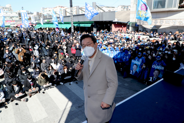 더불어민주당 이재명 대선 후보가 23일 오후 충남 당진 어시장에서 열린 유세에서 연설하고 있다. 연합뉴스