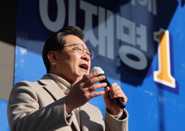 더불어민주당 이재명 대선 후보가 23일 충남 천안시 신세계백화점 앞에서 열린