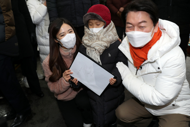 23일 경북 포항시 남구 구룡포읍 구룡포시장을 찾은 국민의당 안철수 대선 후보가 한 어린이에게 사인해주고 있다. 연합뉴스