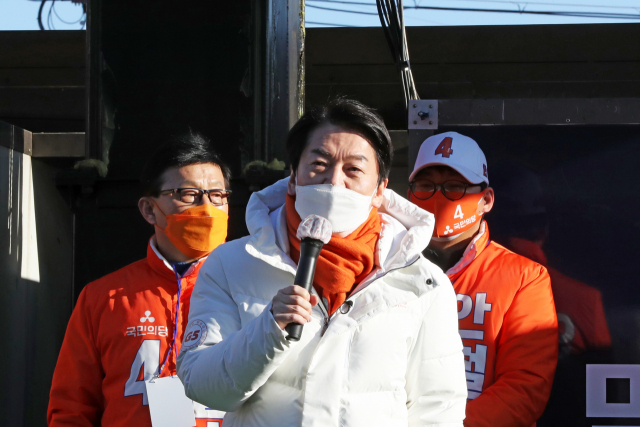 23일 경북 포항시 남구 구룡포읍 구룡포시장을 찾은 국민의당 안철수 대선 후보가 주민을 상대로 지지를 호소하고 있다. 연합뉴스