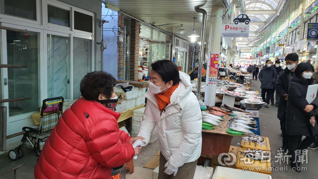 안철수 국민의당 대선 후보가 23일 포항 구룡포시장 유세 현장에서 한 상인과 악수를 나누고 있다. 신동우기자