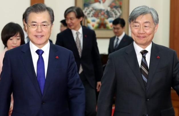 2018년 1월 문재인 대통령이 청와대에서 최재형 당시 신임 감사원장에게 임명장을 수여한 후 차담회장으로 이동하고 있다. 연합뉴스