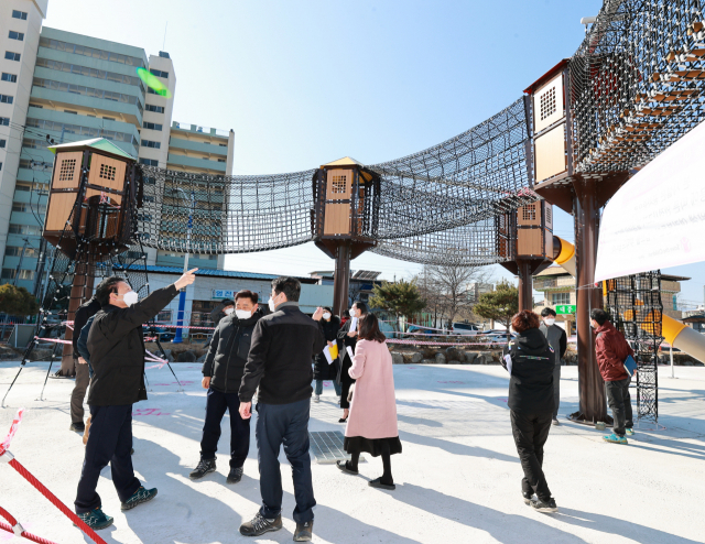 이병환 성주군수와 초전면 주민협의체 위원들이 초전초교 운동장에 건립 중인 