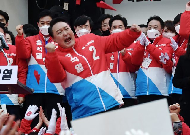 국민의힘 윤석열 대선 후보가 15일 오후 부산 서면 젊음의거리에서 열린 거점 유세에서 지지자들의 환호에 어퍼컷 세리머니로 답하고 있다. 연합뉴스