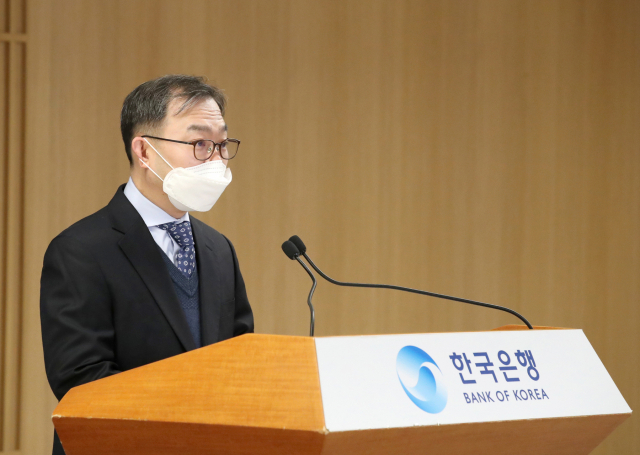 송재창 한국은행 경제통계국 금융통계팀장이 22일 오전 서울 중구 한국은행에서 2021년 4/4분기 가계신용(잠정)의 주요 특징을 설명하고 있다. 연합뉴스