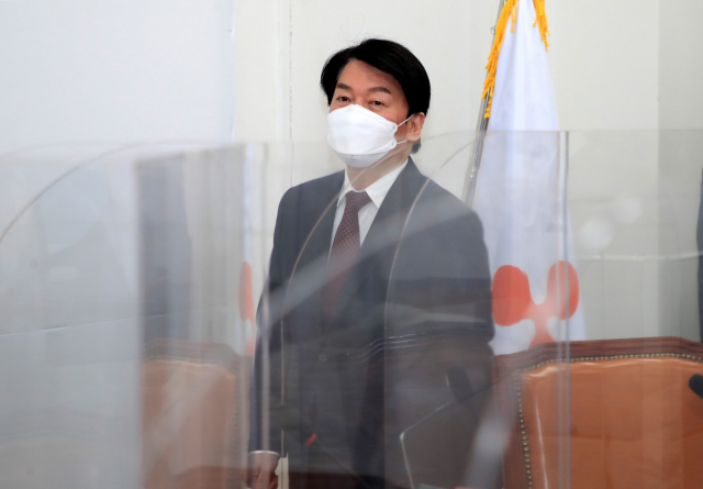국민의당 안철수 대선 후보가 24일 오전 국회에서 열린 중앙선거대책위원회의에 참석하고 있다. 연합뉴스