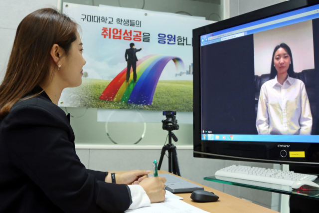 구미대 대학일자리센터 관계자가 온라인 취업컨설팅 지원을 하고 있다. 구미대 제공