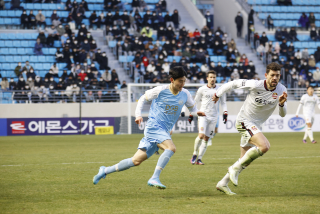 지난 19일 DGB대구은행파크에서 열린 대구FC와 FC서울 간 개막전에서 대구의 이태희가 상대 선수를 마크하고 있다. 대구FC 제공