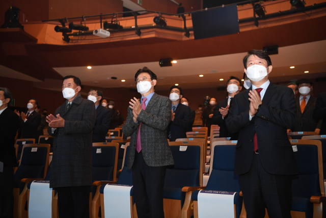 지난 21일 열린 대구시민의 날 행사에 함께한 권영진(오른쪽) 대구시장과 이철우(가운데) 경북도지사. 경북도 제공