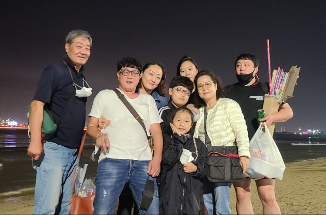 지난해 달서재난안전봉사단원들과 봉사활동 중 찍은 사진. 사진 맨 오른쪽이 고 홍경황 씨. 가족 제공.