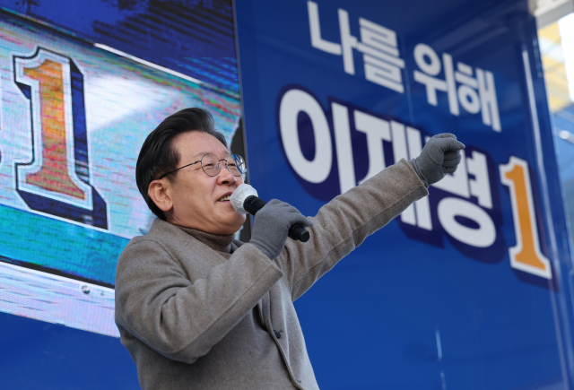 더불어민주당 이재명 대선후보가 24일 강원도 원주시 중앙로 문화의 거리에서 열린 