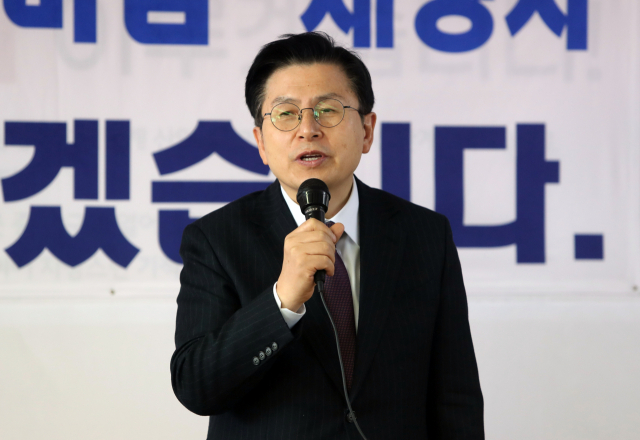 황교안 전 자유한국당(현 국민의힘) 대표가 24일 대구 중·남구 국회의원 보궐선거에 출마한 무소속 도태우 후보 선거사무소를 찾아 발언하고 있다. 연합뉴스