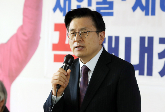 황교안 전 자유한국당(현 국민의힘) 대표가 24일 대구 중·남구 국회의원 보궐선거에 출마한 무소속 도태우 후보 선거사무소를 찾아 발언하고 있다. 연합뉴스