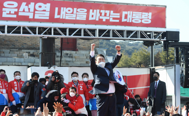 국민의힘 윤석열 대선 후보가 24일 오후 경기도 수원시 팔달문 앞에서 열린 수원 집중유세에서 어퍼컷 세리머니를 하고 있다. 연합뉴스