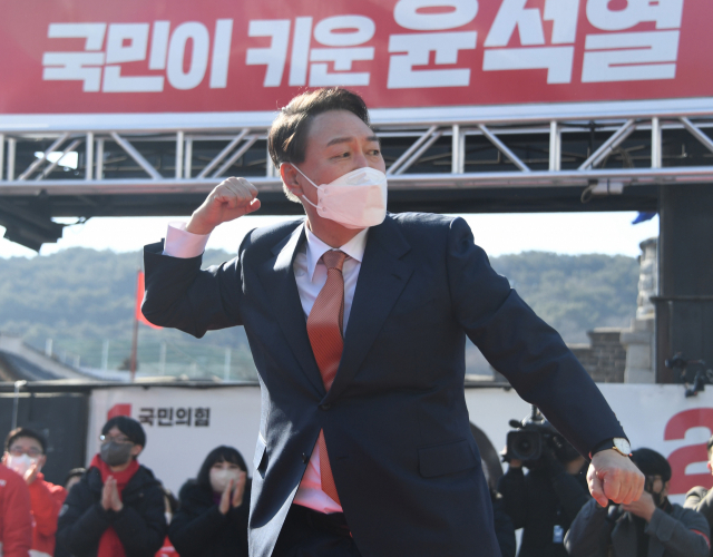 국민의힘 윤석열 대선 후보가 24일 오후 경기도 수원시 팔달문 앞에서 열린 집중 유세에서 어퍼컷 세리머니를 하고 있다. 연합뉴스