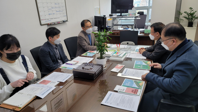 영주시청 산림과 직원들이 대전 산림청을 방문, 필드트립 행사 세부사항을 협의하고 있다. 영주시 제공