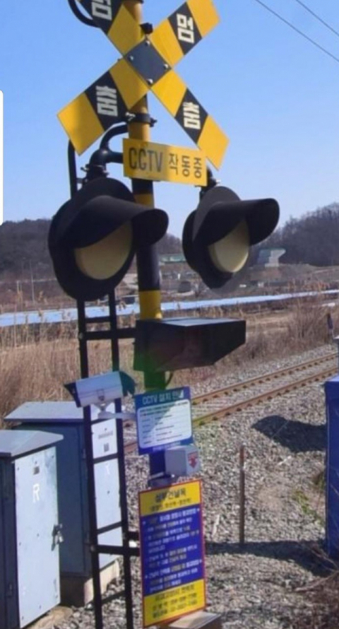 이달 3일 무궁화호 열차와 차량간 충돌사고 발생 당시 영천시 청통면 삼부건널목 차단기에 부착돼 있던 CCTV와 작동 안내문. 사고 유족 제공