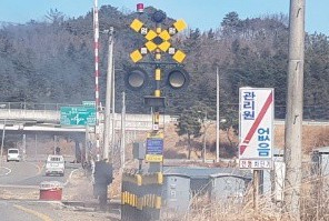 이달 3일 무궁화호 열차와 차량간 충돌사고 발생 다음날 영천시 청통면 삼부건널목 차단기에 부착돼 있던 CCTV와 작동 안내문이 사라져 있다. 사고 유족 제공