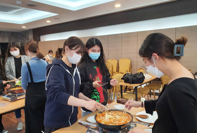 영진전문대의 외국인 유학생 한식체험. 영진전문대 제공