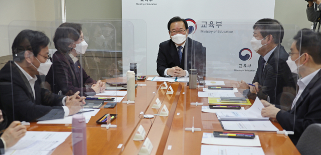 김부겸 국무총리(가운데)가 24일 정부서울청사에서 전국 시·도교육감들과 영상으로 연결해 개학 대비 학교방역 간담회를 하고 있다. 연합뉴스