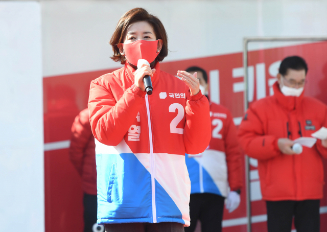 국민의힘 나경원 전 의원이 24일 오후 경기 수원시 팔달문 앞에서 열린 국민의힘 윤석열 대선 후보의 