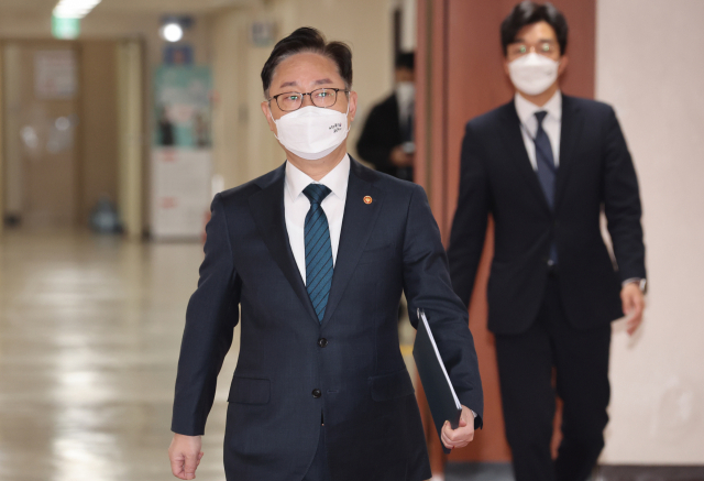 박범계 법무부 장관이 22일 정부서울청사에서 열린 국무회의에 참석하고 있다. 연합뉴스