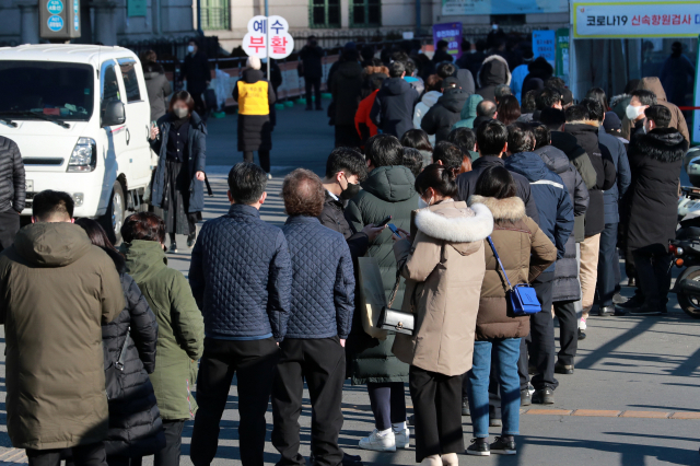 24일 오전 서울역 임시선별검사소에서 시민들이 신종 코로나바이러스 감염증(코로나19) 검사를 위해 줄을 서 있다. 중앙방역대책본부에 따르면 이날 0시 기준 신규 코로나19 확진자는 17만 16명으로 집계됐다. 연합뉴스