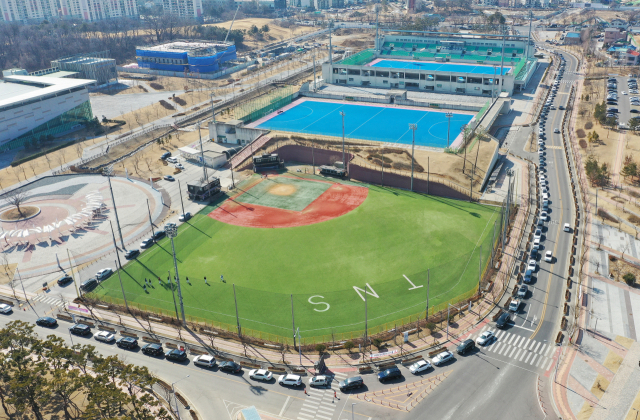 인천지역에 신종 코로나바이러스 감염증(코로나19) 확산세가 이어진 24일 오후 드라이브 스루(Drive Thru) 임시 선별검사소가 있는 인천시 연수구 선학경기장 주변에 검사 대기 차량이 줄지어 서 있다. 인천시는 전날 하루 동안 발생한 코로나19 확진자 수가 1만3천863명으로 최종 집계됐다고 24일 밝혔다. 이는 일일 기준 역대 최다 기록이다. 연합뉴스