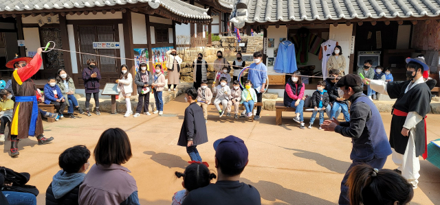 사라온이야기마을을 찾은 아동들이 긴줄 넘기 체험을 하고 있다. 군위군 제공