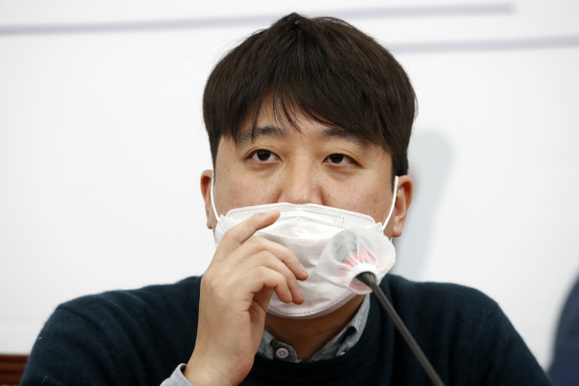 국민의힘 이준석 대표가 23일 오후 서울 여의도 국회에서 국민의당 이태규 총괄본부장이 밝힌 