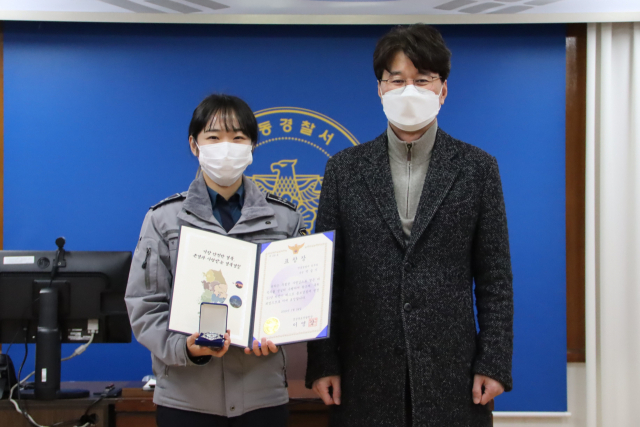 안동경찰서 경무과 박슬기(왼쪽) 순경이 24일 경북경찰청 김선섭 홍보담당관으로부터 2021년 하반기 