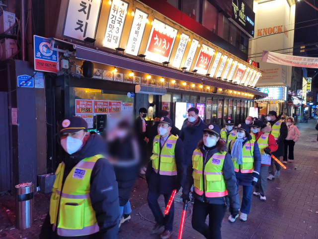 지난 23일 오후 8시 동성로 시민경찰대가 동성로 일대를 순찰하고 있다. 대구 중부경찰서 제공