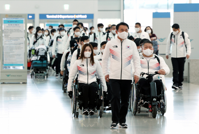 2022 베이징 동계패럴림픽 대한민국 선수단과 윤경선 선수단장이 25일 오전 인천공항에서 출국장으로 향하고 있다. 연합뉴스